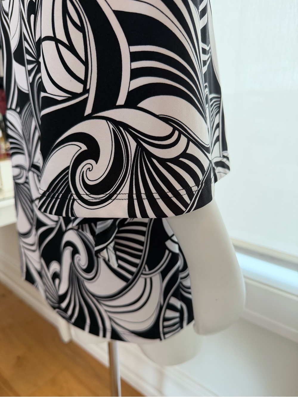 Laura Black & White Swirl Print Bell Sleeve Tunic Top Medium - Picture 3 of 7